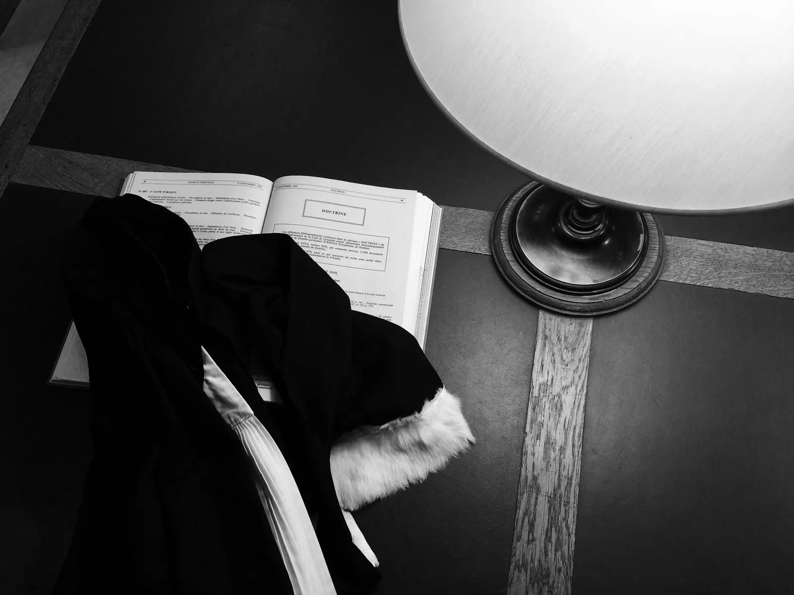 Robe d'avocat posée près d'un recueil de doctrine